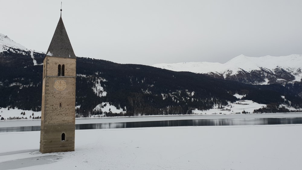 De ondergelopen toren van Graun am Vinschgau.